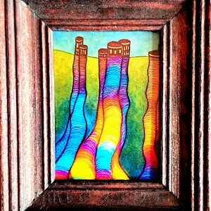 Könnte beinhalten: Ein gerahmtes abstraktes Kunstwerk mit farbenfrohen, stilisierten Formen in Blau-, Gelb-, Orange- und Lilatönen. Das Kunstwerk ist vor einem grünen und blauen Hintergrund platziert und in einem dunkelbraunen Holzrahmen eingefasst.
