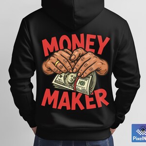 Pu&ograve; includere: Felpa con cappuccio nera con una grafica di mani che tengono un rotolo di banconote da cento dollari. Le parole "MONEY MAKER" sono in rosso, arcuate sopra e sotto l'illustrazione. La felpa ha un cappuccio e un cordoncino.