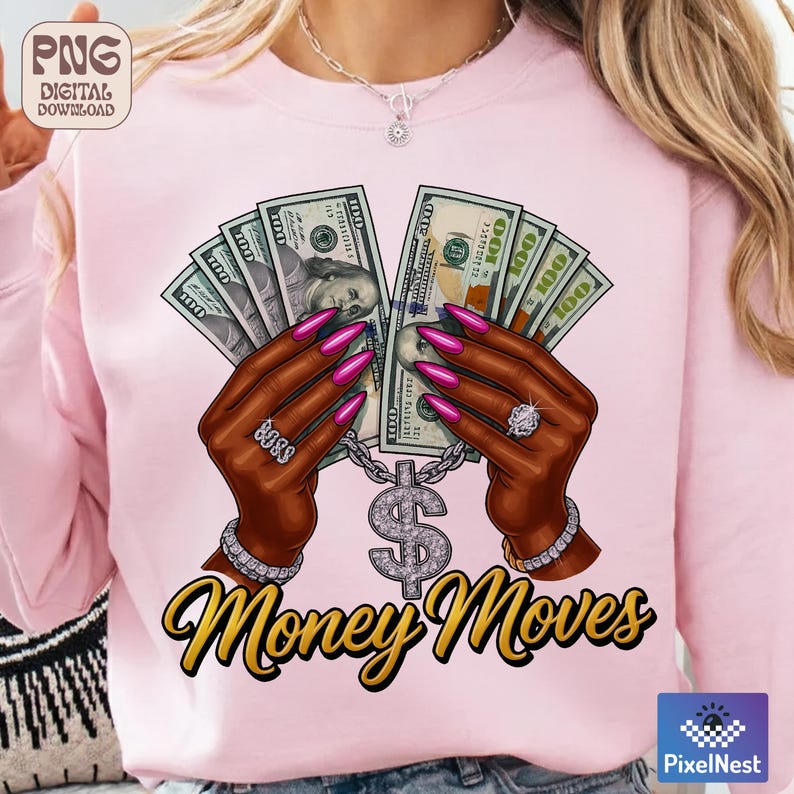 Pu&ograve; includere: Felpa rosa con una grafica di mani che tengono mazzi di banconote da 100 $. Le mani hanno lunghe unghie rosa, anelli e bracciali. Una catena d'argento con un ciondolo a forma di simbolo del dollaro pende sotto. Le parole "Money Moves" sono in oro.