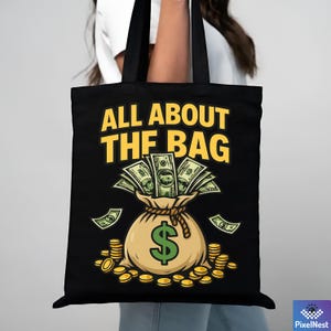 Pu&ograve; includere: Borsa tote nera con la scritta "ALL ABOUT THE BAG" in giallo. Il design presenta un sacco di soldi beige con un simbolo del dollaro verde, traboccante di contanti e circondato da monete e banconote.