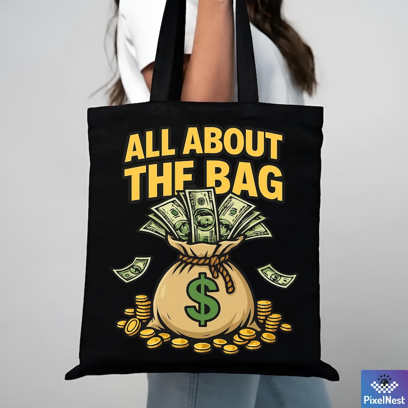 Pu&ograve; includere: Borsa tote nera con la scritta "ALL ABOUT THE BAG" in giallo. Il design presenta un sacco di soldi beige con un simbolo del dollaro verde, traboccante di contanti e circondato da monete e banconote.