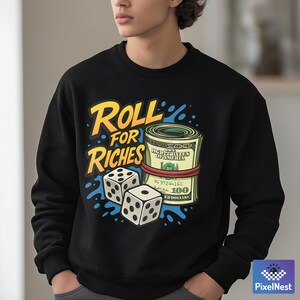 Pu&ograve; includere: Felpa nera con la scritta gialla "Roll for Riches". La grafica include un rotolo di banconote da cento dollari USA, due dadi bianchi e spruzzi d'acqua blu. Un design divertente e accattivante.