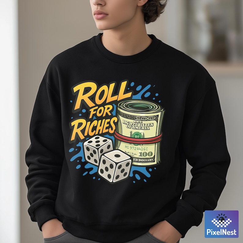 Pu&ograve; includere: Felpa nera con la scritta gialla "Roll for Riches". La grafica include un rotolo di banconote da cento dollari USA, due dadi bianchi e spruzzi d'acqua blu. Un design divertente e accattivante.