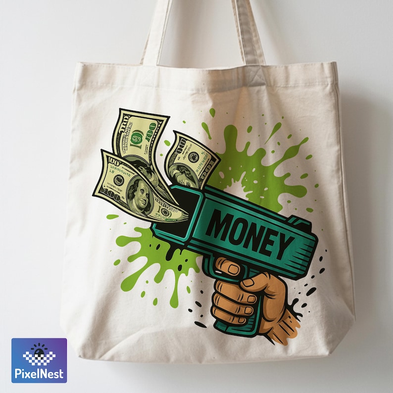Pu&ograve; includere: Una borsa tote color crema con una grafica di una pistola turchese che spara banconote da cento dollari. La parola "MONEY" &egrave; stampata sulla pistola. Un effetto di schizzo verde &egrave; dietro la pistola e le banconote. La borsa ha due manici color crema.
