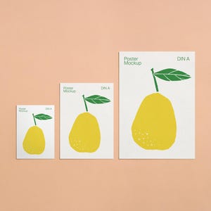 Può includere: Tre poster bianchi con un'illustrazione di pera gialla e stelo e foglie verdi. I poster sono etichettati "Poster Mockup" e "DIN A". Lo sfondo è di colore pesca.