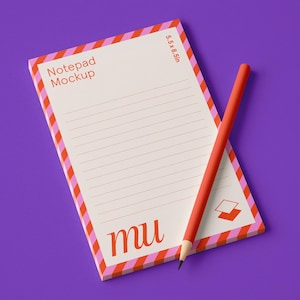 Puede incluir: Maqueta de bloc de notas con un lápiz rojo sobre fondo morado. El bloc de notas tiene un borde a rayas en rosa y naranja, con el texto "Notepad Mockup" y "mu". El bloc de notas mide 14 x 21,6 cm.