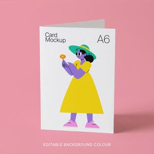 Pu&ograve; includere: Un mockup di biglietto A6 bianco con un'illustrazione a cartoni animati di una persona che tiene in mano un fiore. La persona indossa un vestito giallo, un cappello verde e braccia e gambe viola. La carta ha il testo "Card Mockup" e "A6". Lo sfondo &egrave; rosa.