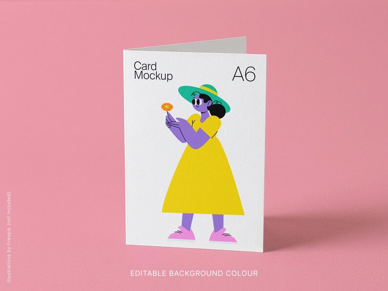 Pu&ograve; includere: Un mockup di biglietto A6 bianco con un'illustrazione a cartoni animati di una persona che tiene in mano un fiore. La persona indossa un vestito giallo, un cappello verde e braccia e gambe viola. La carta ha il testo "Card Mockup" e "A6". Lo sfondo &egrave; rosa.