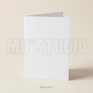 Pu&ograve; includere: Un biglietto bianco piegato con superficie strutturata. Leggermente aperto, rivela l'interno. Il testo "MU*STUDIO" &egrave; stampato in grigio chiaro sul davanti. Le parole "BASE FILE" sono stampate in basso.
