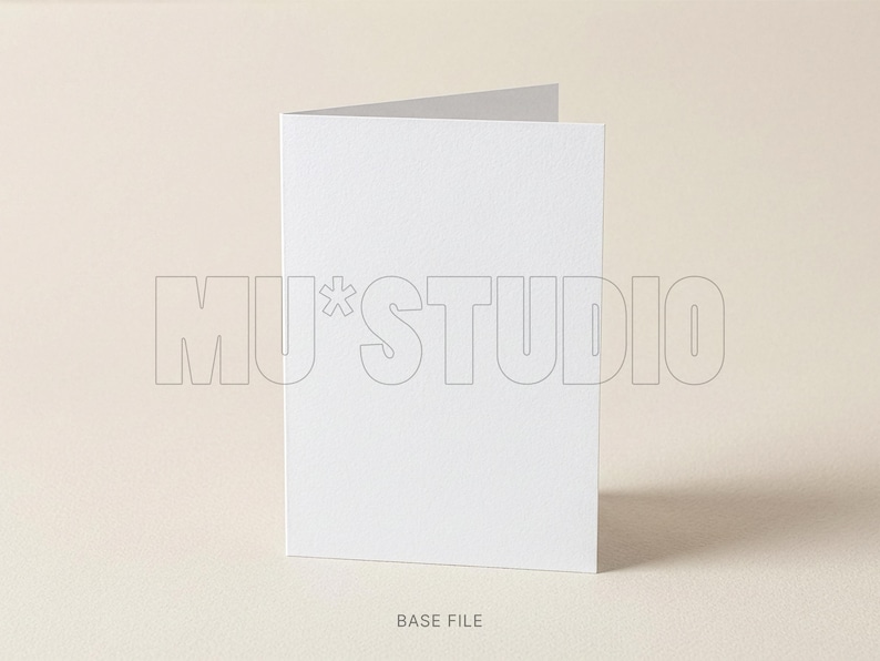 Pu&ograve; includere: Un biglietto bianco piegato con superficie strutturata. Leggermente aperto, rivela l'interno. Il testo "MU*STUDIO" &egrave; stampato in grigio chiaro sul davanti. Le parole "BASE FILE" sono stampate in basso.