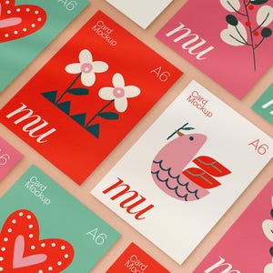 Op de afbeelding: Een verzameling A6-kaartmockups met kleurrijke ontwerpen. De kaarten tonen illustraties van bloemen, harten en een vogel. De tekst "mu" en "Card Mockup" zijn zichtbaar.