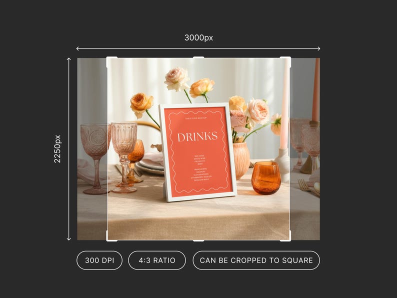 Pu&ograve; includere: Un'apparecchiatura da tavola con un cartello color corallo con la scritta "DRINKS". La scena comprende bicchieri, fiori e candele. Lo schema dei colori &egrave; corallo, pesca e bianco, creando un'atmosfera elegante.