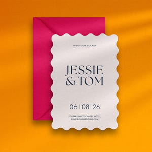 Puede incluir: Una tarjeta de invitación blanca con borde festoneado, con los nombres "Jessie & Tom" y la fecha "06|08|26". Un sobre magenta está detrás de la tarjeta, sobre un fondo naranja.