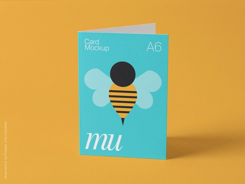Pu&ograve; includere: Mockup di biglietto A6 turchese con un'illustrazione di un'ape. L'ape ha una testa nera, un corpo a strisce gialle e nere e ali azzurre. La carta mostra "Card Mockup" e "mu" in bianco, su sfondo giallo.
