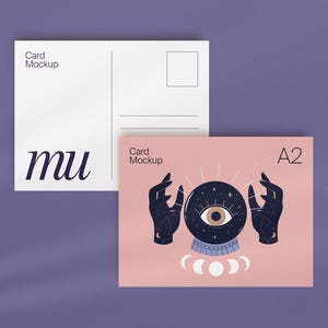 Puede incluir: Dos postales sobre un fondo morado. Una es blanca con el texto "Card Mockup" y "mu". La otra es rosa con un gráfico de una bola de cristal, manos y lunas, con el texto "Card Mockup" y "A2".