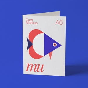 Pu&ograve; includere: Un mockup di biglietto A6 bianco con un design geometrico a forma di pesce in rosso, blu e nero. La carta ha le parole "Card Mockup" e "mu" stampate sopra, su sfondo blu.