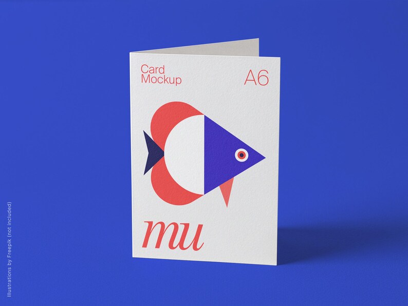 Pu&ograve; includere: Un mockup di biglietto A6 bianco con un design geometrico a forma di pesce in rosso, blu e nero. La carta ha le parole "Card Mockup" e "mu" stampate sopra, su sfondo blu.