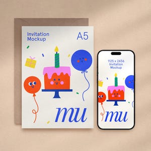Op de afbeelding: Een uitnodigingsmockup met een verjaardagsthema. Het ontwerp toont een taart met een brandende kaars, ballonnen en confetti. De tekst "mu" staat onderaan. Een smartphone toont hetzelfde ontwerp. De uitnodiging is A5-formaat.