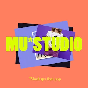 Pu&ograve; includere: Una grafica vibrante con il testo "MU*STUDIO" in grandi lettere verde neon. L'immagine presenta una persona che tiene in mano una stampa incorniciata, sovrapposta a forme geometriche su uno sfondo corallo. &Egrave; incluso anche lo slogan "Mockups that pop".