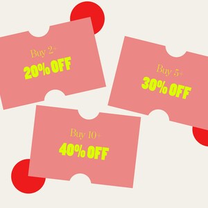 Pu&ograve; includere: Biglietti promozionali rosa con angoli arrotondati e sezioni ritagliate. Ogni biglietto mostra un'offerta di sconto in testo giallo brillante: "Buy 2+ 20% OFF", "Buy 5+ 30% OFF" e "Buy 10+ 40% OFF". Cerchi rossi sparsi sulle carte su sfondo crema.