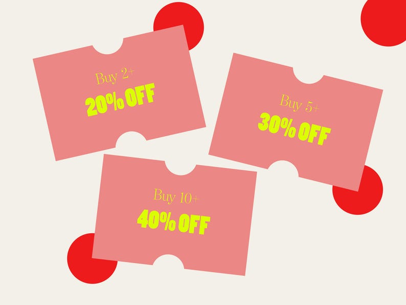 Pu&ograve; includere: Biglietti promozionali rosa con angoli arrotondati e sezioni ritagliate. Ogni biglietto mostra un'offerta di sconto in testo giallo brillante: "Buy 2+ 20% OFF", "Buy 5+ 30% OFF" e "Buy 10+ 40% OFF". Cerchi rossi sparsi sulle carte su sfondo crema.