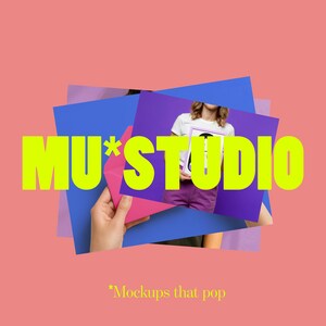 Pu&ograve; includere: Un design grafico vibrante con il testo "MU*STUDIO" in giallo brillante, sovrapposto a un collage di forme di carta colorate. Lo sfondo &egrave; rosa corallo, con il tagline "Mockups that pop".