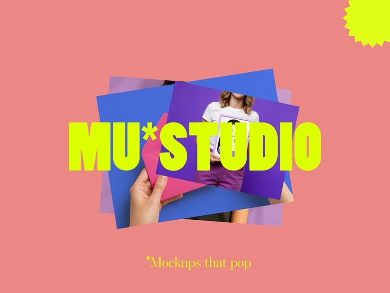 Pu&ograve; includere: Un design grafico vibrante con il testo "MU*STUDIO" in giallo brillante, sovrapposto a un collage di forme di carta colorate. Lo sfondo &egrave; rosa corallo, con il tagline "Mockups that pop".