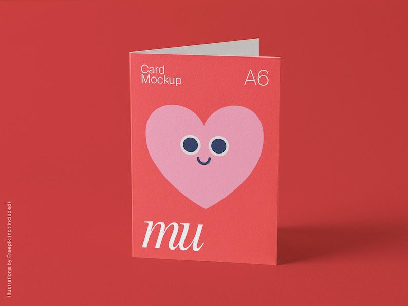 Pu&ograve; includere: Un mockup di biglietto A6 rosso con un'illustrazione di cuore rosa con occhi blu e bocca sorridente. La carta ha il testo "Card Mockup" e "mu" in bianco.