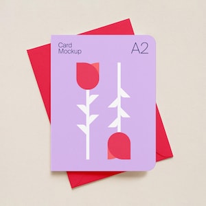 Könnte beinhalten: A2-Karten-Mockup mit rotem Umschlag. Die Karte ist lavendelfarben mit einem floralen Design aus roten tulpenartigen Formen und weißen Stielen. Die Wörter "Card Mockup" und "A2" sind auf die Karte gedruckt.