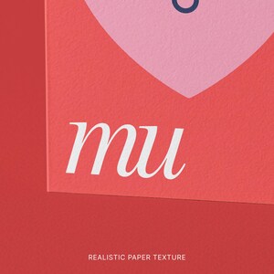 Pu&ograve; includere: Primo piano di carta rossa con forma di cuore rosa e le lettere bianche &laquo; mu &raquo;. Le parole &laquo; Realistic Paper Texture &raquo; sono in basso nell'immagine. Lo sfondo &egrave; rosso.