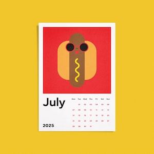 Puede incluir: Un calendario de julio de 2025 con una ilustración de dibujos animados de un perrito caliente sobre un fondo rojo. El perrito caliente lleva gafas de sol y tiene un rizo de mostaza. El calendario está sobre un fondo blanco con un fondo amarillo.