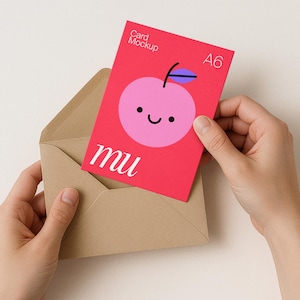 Vertikales 5x7 Grußkarten-Mockup mit Händen: Kraft-Umschlag, bearbeitbare Hintergrundfarbe, A6-Postkarten-PSD-Vorlage, digitaler Download