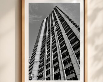 Póster con lámina de arquitectura brutalista del Barbican de Londres y fotografía urbana en blanco y negro.