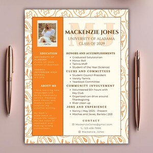Op de afbeelding: Een cv-sjabloon met een oranje en crèmekleurig paisley-ontwerp. Het cv bevat een foto, opleiding, onderscheidingen, prestaties, clubs, gemeenschapsbetrokkenheid, banen en contactgegevens. De naam "Mackenzie Jones" staat prominent weergegeven.