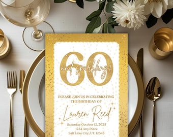 以下が含まれることがあります： 「60 and sparkling!」の文字とLauren Reedの誕生日の詳細が書かれた、金色の60歳の誕生日招待状。招待状は、金色のカトラリー、お皿、フラワーアレンジメントが置かれたテーブルにセットされています。