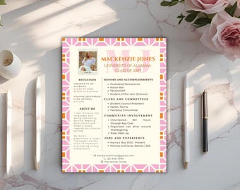 Op de afbeelding: Een cv met een roze en oranje geometrische rand. Het cv bevat een foto, opleiding, onderscheidingen, clubs, gemeenschapsbetrokkenheid en werkervaring. De naam "Mackenzie Jones" en "University of Alabama Class of 2029" worden weergegeven.