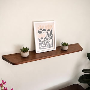 Étagère murale en bois de style moderne Mid-Century, étagères flottantes personnalisées avec des courbes harmonieuses pour le salon, décoration murale en bois de noyer