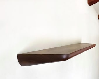 Holz Wandregal im modernen Stil der Mitte des Jahrhunderts, kundenspezifische schwebende Regale mit harmonischen Kurven für Wohnzimmer, Walnussholz-Wanddekor