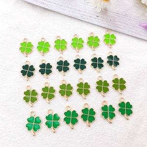 15/30/45 st gröna emaljlyckade lyckoklöverberlocker St. Patrick's Day fyrklöverberlocker kopparlyckade lyckoklöverhängen för smyckestillverkning