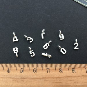 20 peças pingente de letra de números de prata antigos de liga 0-9, pingente de pendurar ajuste diy colar pulseira acessório diy