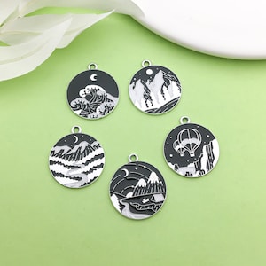 5pcs Random Mix Black Alloy Enamel Scenery Pattern Round Alloy Pendant Enamel Necklace Pendant Keychain Phone Diy Jewelry Craft Accessories