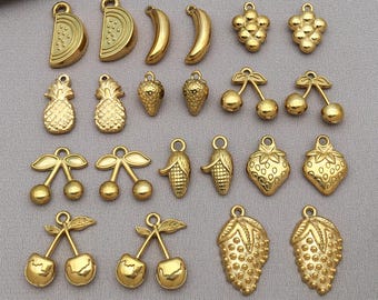 5 piezas de dijes de fruta de acero inoxidable dorados, con forma de cereza, sandía y fresa, para joyería DIY, pendientes, pulseras, collares y llaveros artesanales.