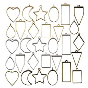 Könnte beinhalten: Ein Set mit 24 Metall-Anhänger-Tabletts in verschiedenen Formen, darunter Herzen, Sterne, Monde, Ovale, Diamanten und Rechtecke. Die Tabletts sind in Silber-, Gold- und Bronzetönen.