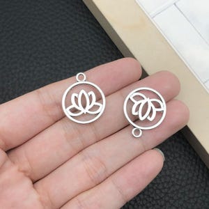 20pcs 20mm Antique silver Round Lotus Flower Charm Pendant c7974