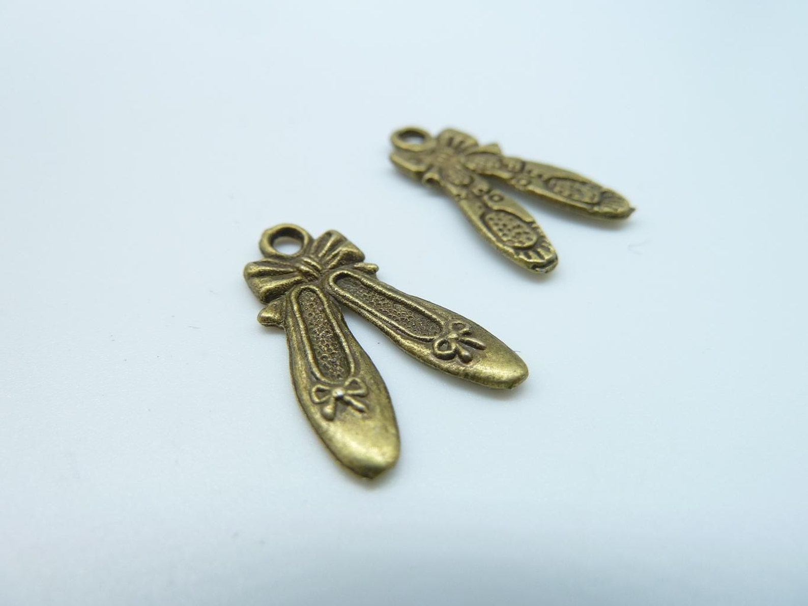 20pcs 12x20mm antique bronze mini embroidered shoes ballet slipper charms pendant c490