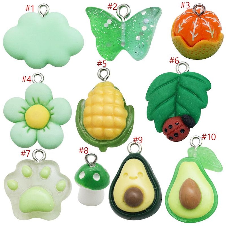 Puede incluir: Diez encantos diferentes con varios dise&ntilde;os, que incluyen una nube, una mariposa, una naranja, una flor, ma&iacute;z, una hoja, una huella de pata, un hongo, un aguacate y una pera. Cada encanto tiene un lazo plateado para sujetarlo a un collar o pulsera.
