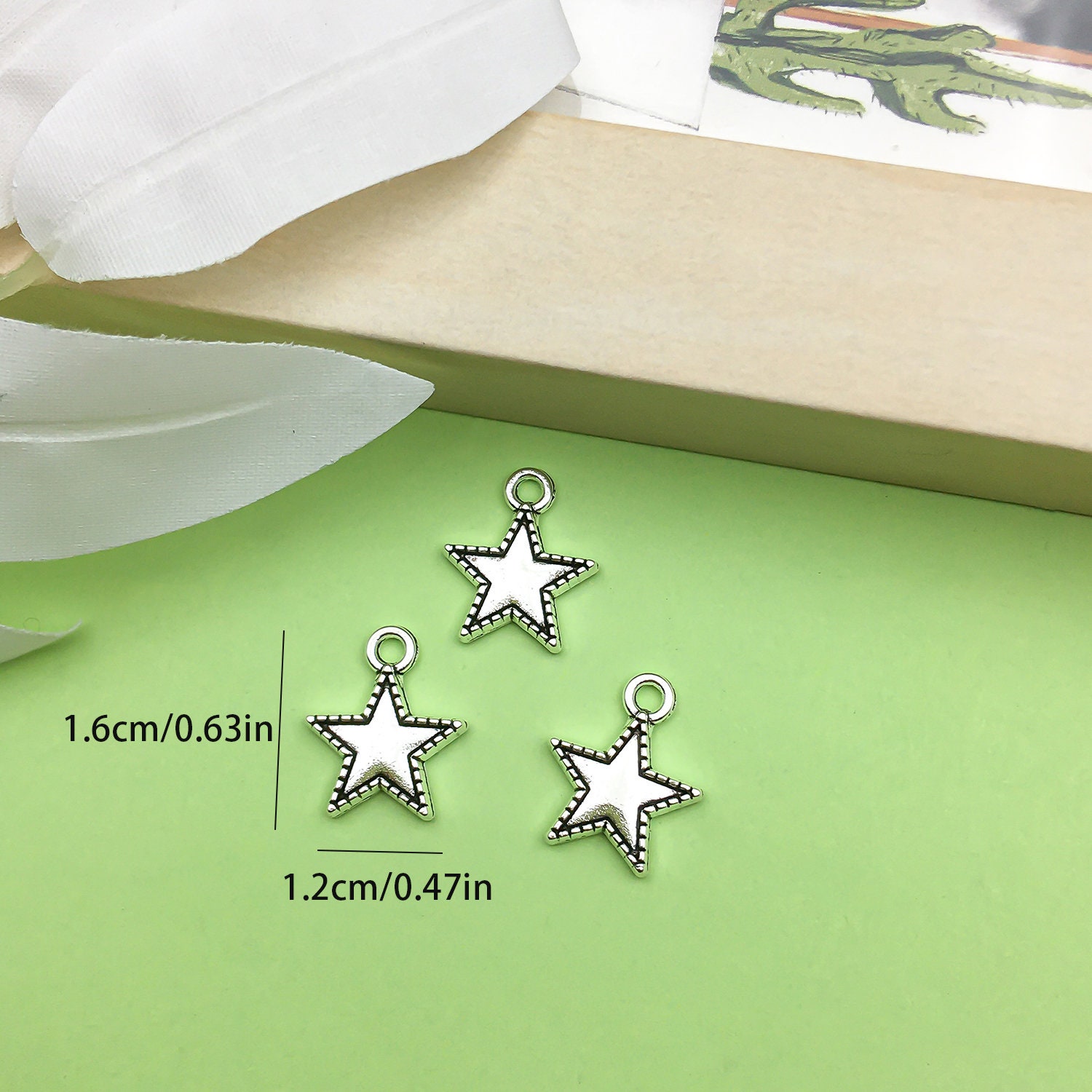 SGERUFZ 30-delige Gouden Emaille Bedelset – Sterren, Maan & Bloemen – Perfect Voor Het Maken Van Sieraden, Halskettingen, Armbanden En Oorbellen – DIY-knutselset