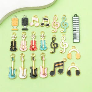 10/20 stks Bulk Emaille Muziek Thema Opmerking Gitaar & Microfoon Charms Kleurrijke Hanger voor Sieraden Maken Oorbellen Kettingen Sleutelhangers DIY Ambachten