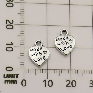 30/40/50 peças pingentes charmosos de coração prateado antigo “feito com amor” para fazer joias diy pulseira colar acessórios artesanais