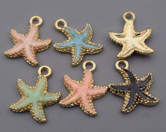 Pode incluir: Seis pingentes de estrela do mar dourados com tinta de esmalte em várias cores, incluindo rosa, azul, verde, preto e branco. Os pingentes são perfeitos para fazer joias ou projetos de artesanato.